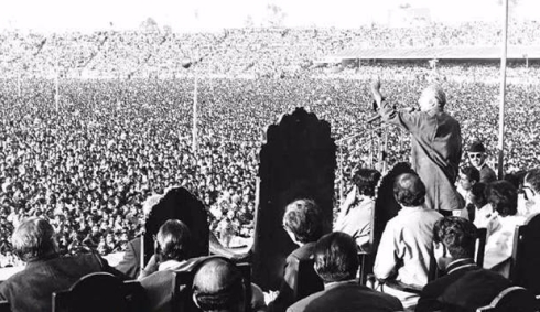 zulfiqar-ali-bhutto-addresses-large-crowd